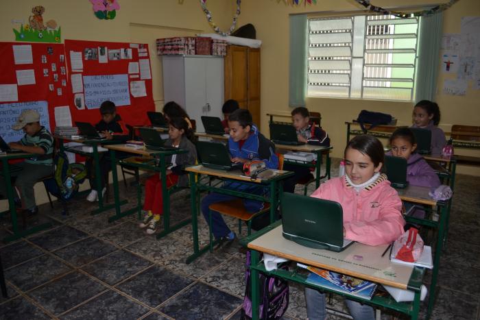 You are currently viewing Secretaria de educação de Ipuaçu entrega laptop para alunos