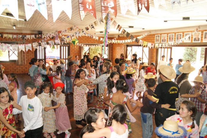 You are currently viewing Passos Maia: Festa Junina do PETI alegra a criançada