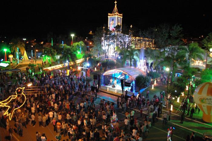 You are currently viewing Abertura do Natal da Gente 2012 reuniu a população na praça central de Vargeão