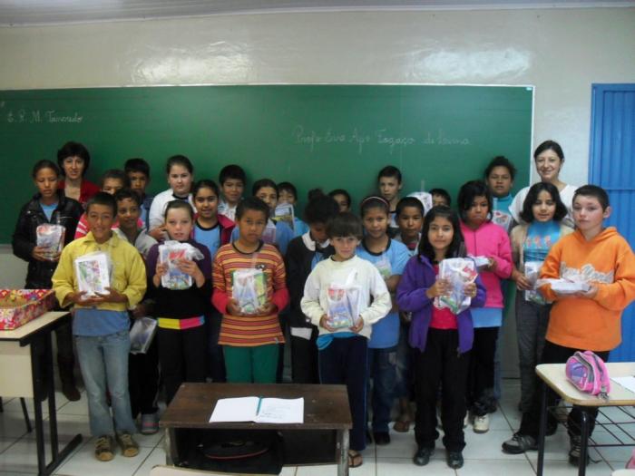 You are currently viewing Estudantes de Ponte Serrada recebem kits escolares