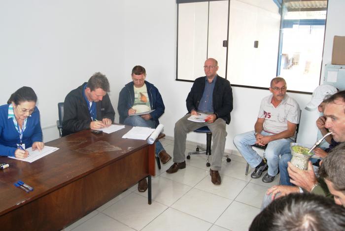 Read more about the article Ações para área de agricultura de Passos Maia são planejadas durante reunião