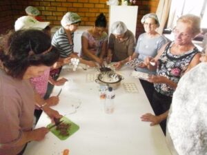 Read more about the article Nas vésperas da Páscoa, idosas de Passos Maia aprendem a produzir delícias de chocolate