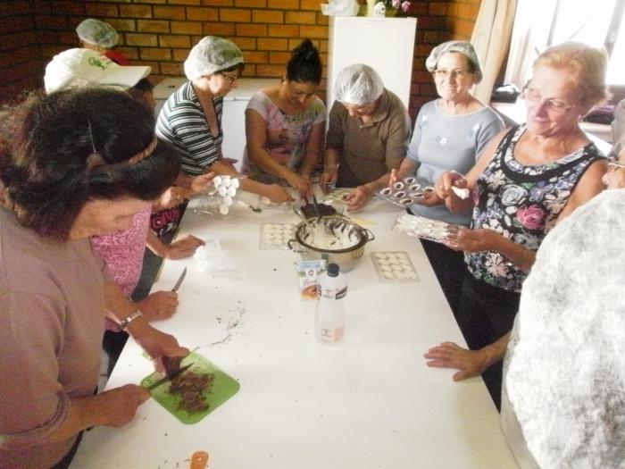 You are currently viewing Nas vésperas da Páscoa, idosas de Passos Maia aprendem a produzir delícias de chocolate