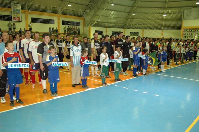 You are currently viewing Abertura do Campeonato de Futsal 2013 em Vargeão reúne mais de 700 pessoas