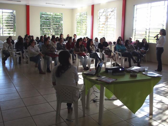 Read more about the article Curso é realizado com profissionais da educação infantil em Ponte Serrada