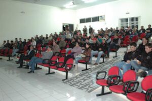Read more about the article Centenas de pessoas prestigiaram palestra técnica com Fokko Tolsma em Vargeão