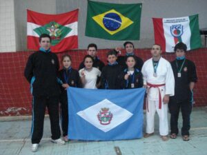Read more about the article Equipe de Ponte Serrada conquista nove medalhas em torneio de karatê