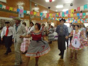 Read more about the article Idosos de Faxinal dos Guedes participam de festa junina