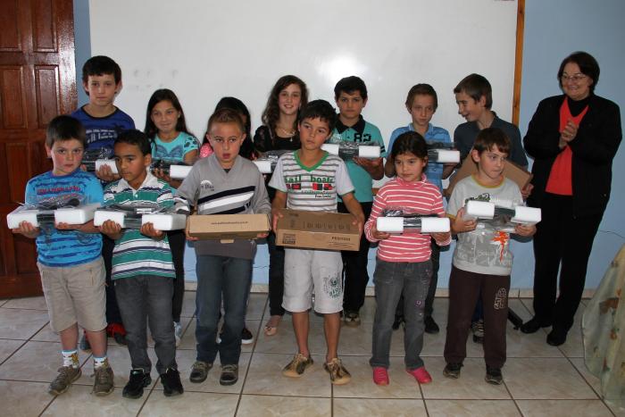 Read more about the article Alunos e professores de escolas do interior de Passos Maia recebem laptops