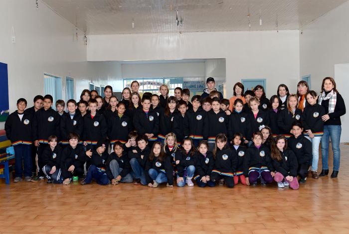 Read more about the article Faxinal dos Guedes: Alunos da Casa da Criança recebem uniformes