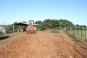 Read more about the article São Domingos: Secretaria de Agricultura realiza trabalho de melhorias nos acessos as propriedades