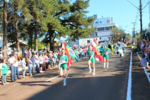 Read more about the article Desfile cívico reúne cerca de 7 mil pessoas em Xaxim