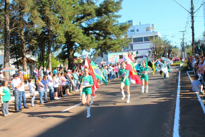 You are currently viewing Desfile cívico reúne cerca de 7 mil pessoas em Xaxim