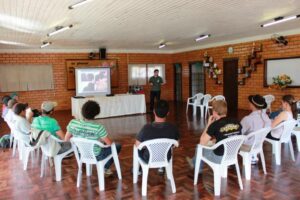 Read more about the article Produtores de Passos Maia aprendem técnicas para criação de bezerras e novilhas