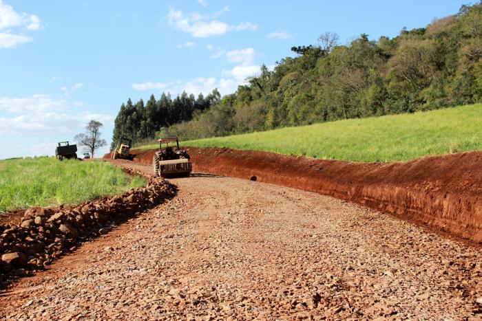 You are currently viewing Mais de cem quilômetros de estradas já foram recuperados em Passos Maia