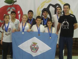 Read more about the article Atletas de Ponte Serrada conseguem ótimos resultados em campeonato de karatê