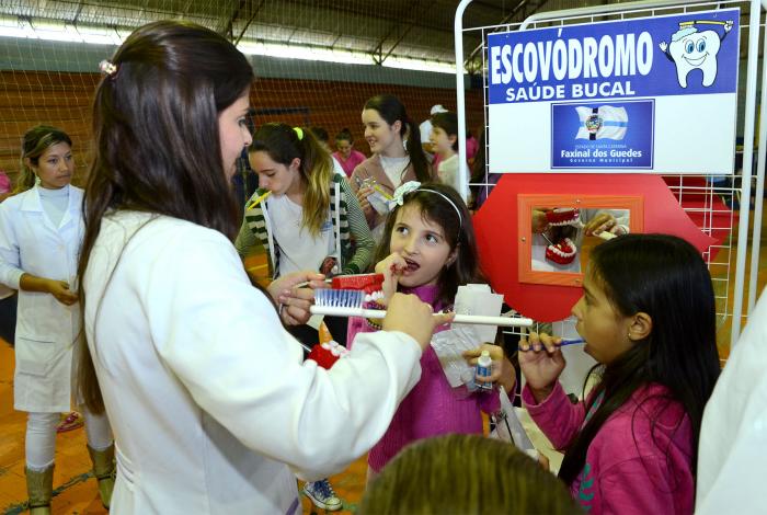 You are currently viewing Faxinal dos Guedes: Secretaria de Saúde realiza atividades na área de educação em saúde bucal