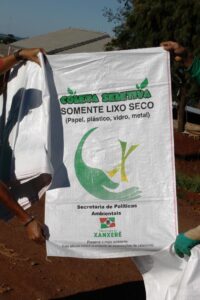 Read more about the article Xanxerê: Moradores recebem sacos para Coleta Seletiva