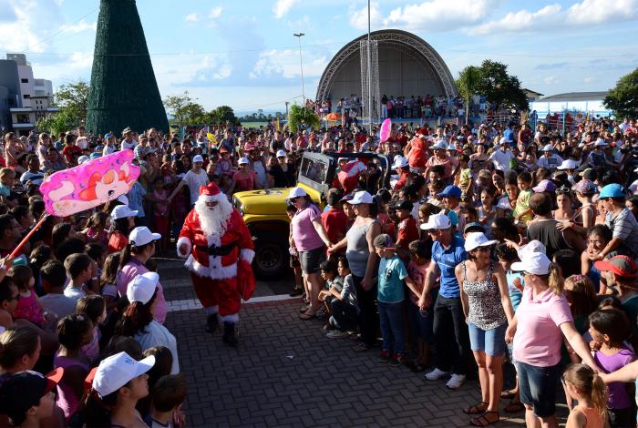 Read more about the article Chegada do Papai Noel é acompanhada por mais de 4 mil pessoas em Faxinal dos Guedes