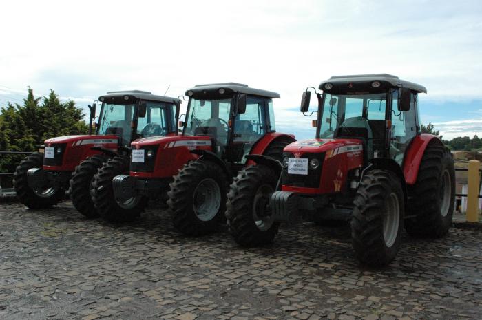 You are currently viewing Três tratores agrícolas são entregues para as Associações de Agricultores em Vargeão