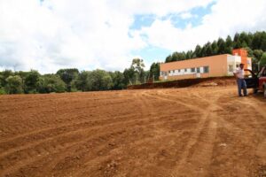 Read more about the article Concluída terraplanagem para construção de quadra coberta no CTG de Ponte Serrada