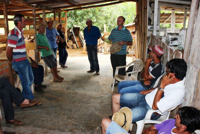 Read more about the article Agricultores participam de dia de campo no interior de Passos Maia