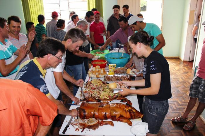 You are currently viewing Agricultores aprendem a transformar carne suína em pratos saborosos em Passos Maia