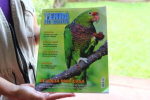 Read more about the article Passos Maia: Papagaio-de-peito-roxo é tema de reportagem na revista Terra da Gente