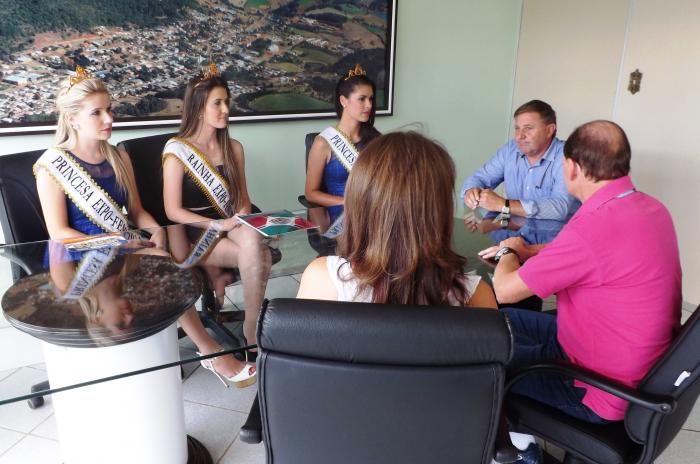You are currently viewing Soberanas da ExpoFEMI iniciam roteiro de visita aos municípios