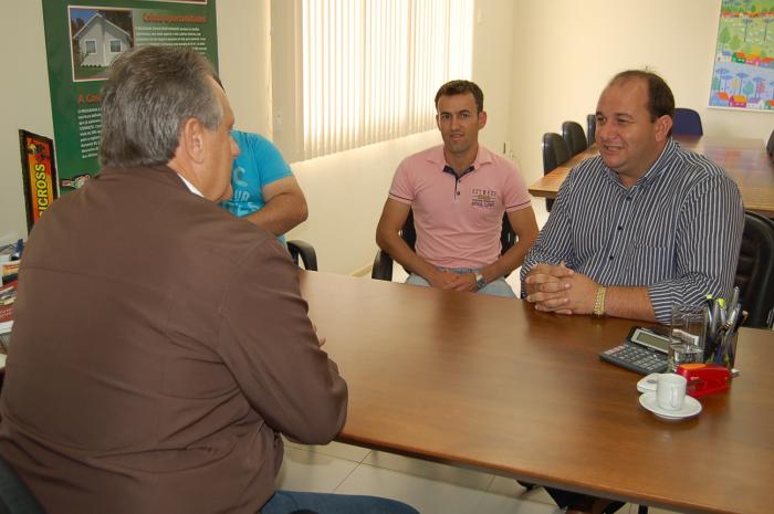 You are currently viewing Entre Rios: Prefeito visita Cohab para verificar participação no programa de reforma habitacional