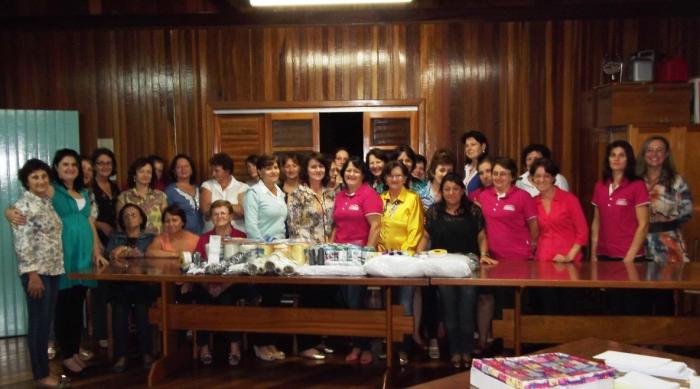 Read more about the article Faxinal dos Guedes: Clubes de mães recebem  Kits de artesanato