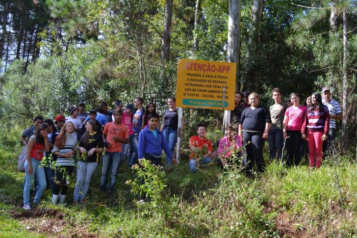 Read more about the article Estudantes de Passos Maia percorrem trilha em dia de estudos no Parque Nacional das Araucárias