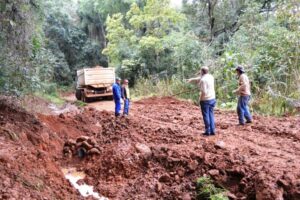 Read more about the article Ouro Verde: Prefeito em exercício acompanha obras de melhorias nas estradas na Serra São José