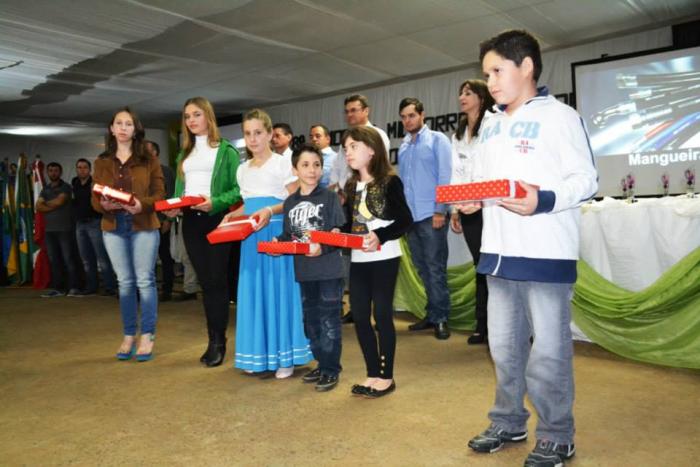 Read more about the article Ouro Verde: Educação entrega premiação aos vencedores do Concurso de Redação e Poesia