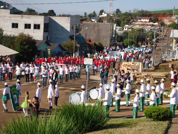 Read more about the article Desfile Cívico de 7 Setembro acontece neste domingo em Ouro Verde