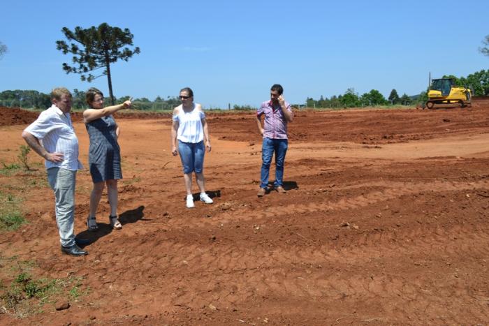 You are currently viewing Ouro Verde: Prefeita e vice vistoriam obras de terraplenagem para construção de nova escola