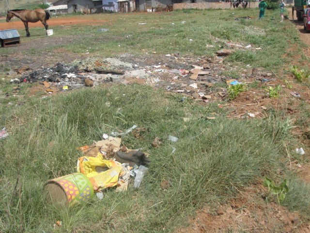 You are currently viewing Xanxerê: Prefeitura faz limpeza em terreno no Bairro Leandro