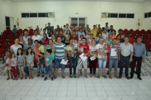 Read more about the article Vargeão: Chaves das residências do Loteamento Horizonte são entregues para trinta famílias