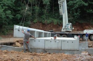 Read more about the article Ponte sobre o Rio Ressaca é instalada em Vargeão com Kits de transposição da Defesa Civil