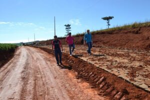 Read more about the article Ouro Verde: Prefeito em exercício vistoria obras de calçamento no acesso ao bairro Cohab