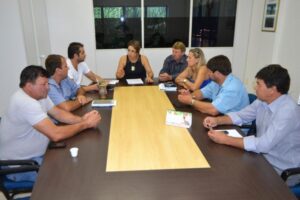 Read more about the article Prefeita de Ouro Verde reúne secretariado e define metas para 2015