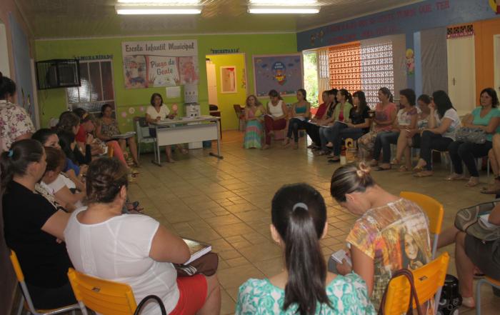 You are currently viewing Professores da rede municipal de ensino de São Domingos participam de formação continuada