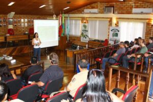 Read more about the article Ponte Serrada: Órgãos participam de reunião para formar rede de proteção aos papagaios-de-peito-roxo
