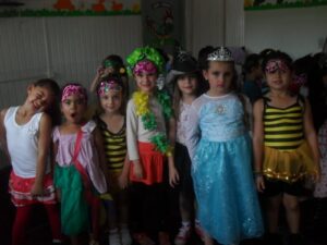 Read more about the article Estudantes de creche de Ponte Serrada esbanjam fantasias em festa de carnaval
