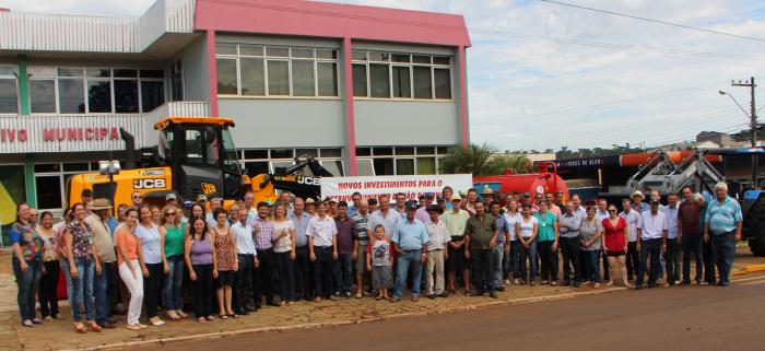 You are currently viewing Prefeito Kiko realiza a entrega de novas máquinas e implementos agrícolas para São Domingos