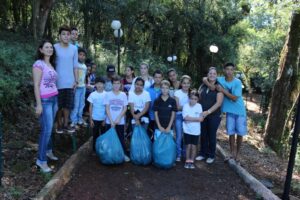 Read more about the article Xaxim: Alunos do Ceaca promovem recolhimento de lixo no Ecoparque Guarany