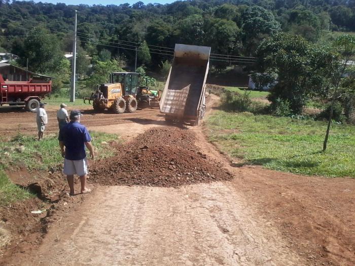 Read more about the article Entre Rios realiza manutenção da estrada que liga o município a Marema