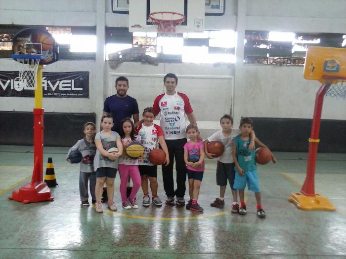 You are currently viewing Xaxim incentiva treinos de basquete para crianças a partir dos quatro anos