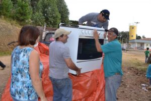 Read more about the article Passos Maia entrega donativos a vítimas de tornado em Ponte Serrada