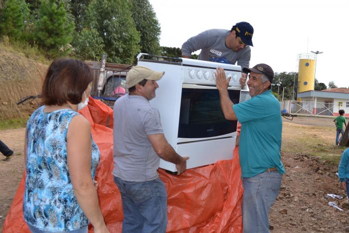 You are currently viewing Passos Maia entrega donativos a vítimas de tornado em Ponte Serrada
